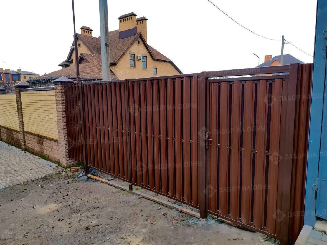 Распашные ворота из евроштакетника  в Тимашевске